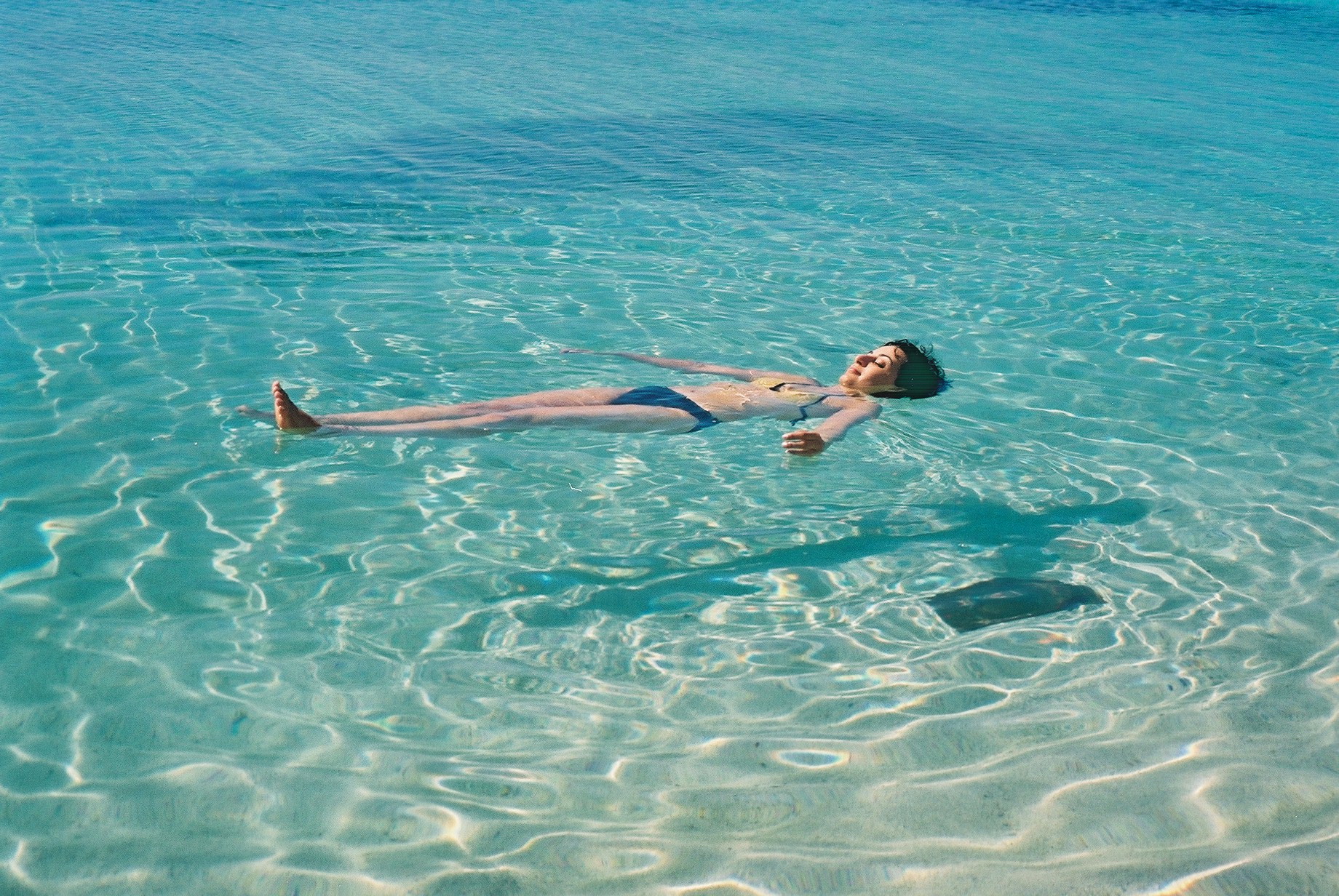 Pon la imagen de algo que desees..... - Página 10 Cuba-trinidad-caribbean-sea-playa-ancon-woman-floating-on-clear-water-shadow-1-my